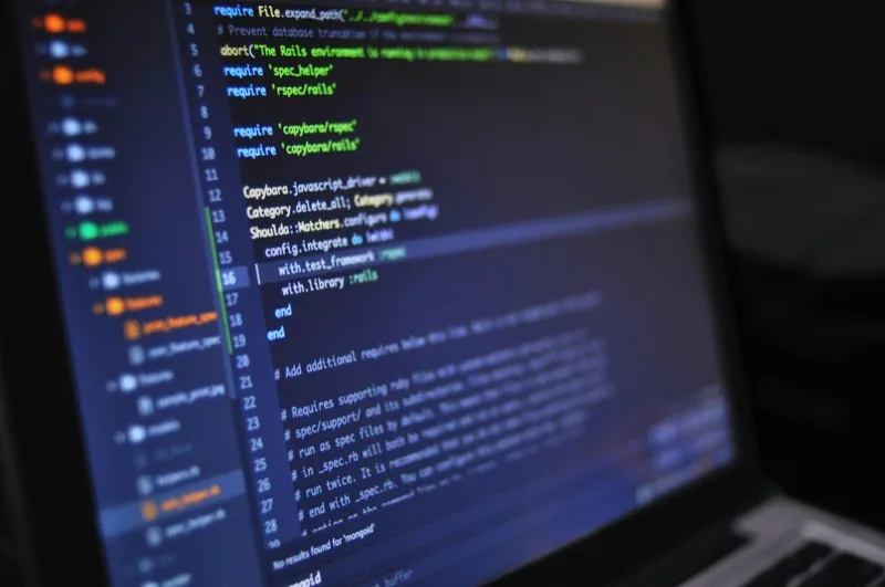 Código de programación representando desarrollo de software en S Quetzal Digital